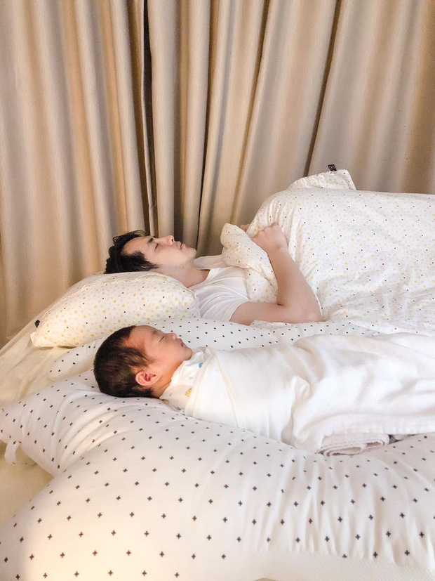 Khoe ảnh con gái say ngủ bên Ông Cao Thắng, Đông Nhi tiện tiết lộ bị cho ra rìa nhưng vẫn không dám ho he 1 lời?-1