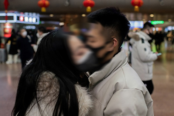 Bố để quên điện thoại ở nhà, chàng trai mở tin nhắn ra xem rồi chết lặng khi thấy ảnh của bạn gái và sự thật che giấu đằng sau-3