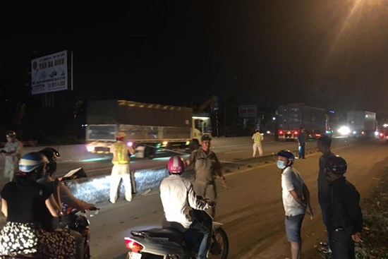 Vợ vừa bế con nhỏ vừa ôm thi thể chồng sau va chạm với xe container khiến người đi đường xót xa