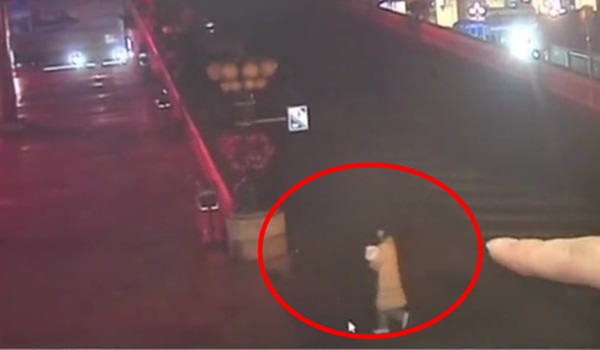 Nghe tiếng khóc trẻ con ở ga tàu lúc 5 giờ sáng, người đàn ông báo cảnh sát và câu chuyện gây phẫn nộ đằng sau-2