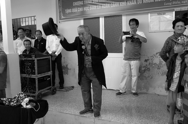 Chân dung nghệ sĩ khiến MC Lại Văn Sâm phải phá lệ, cúi đầu lạy làm sư phụ-4