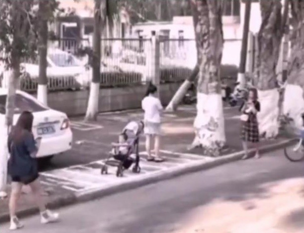 Để con ngồi trên xe đẩy trên vỉa hè rồi ung dung lướt điện thoại, mẹ không ngờ tử thần ngay bên cạnh bé-1