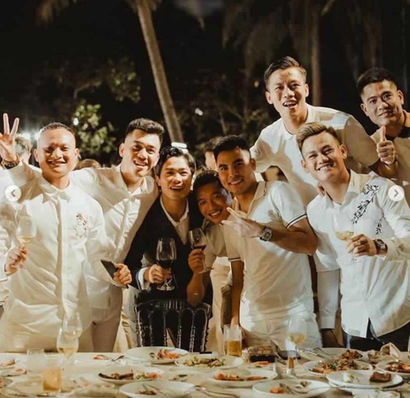 Dàn cầu thủ lần lượt đăng ảnh chính thức trong đám cưới Công Phượng, đáng chú ý Đức Huy còn tiết lộ cả tiền mừng cưới-3