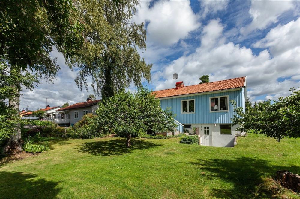 Căn nhà cấp 4 màu xanh da trời nhìn ngoài thì bình thường mà bên trong khiến ai cũng sững sờ-1