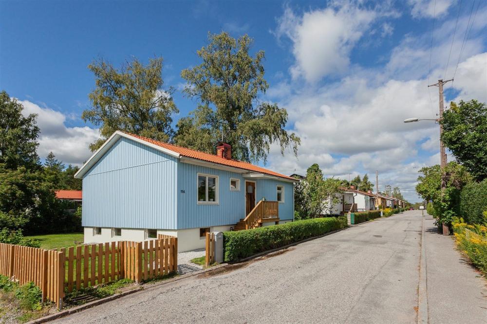 Căn nhà cấp 4 màu xanh da trời nhìn ngoài thì bình thường mà bên trong khiến ai cũng sững sờ-2