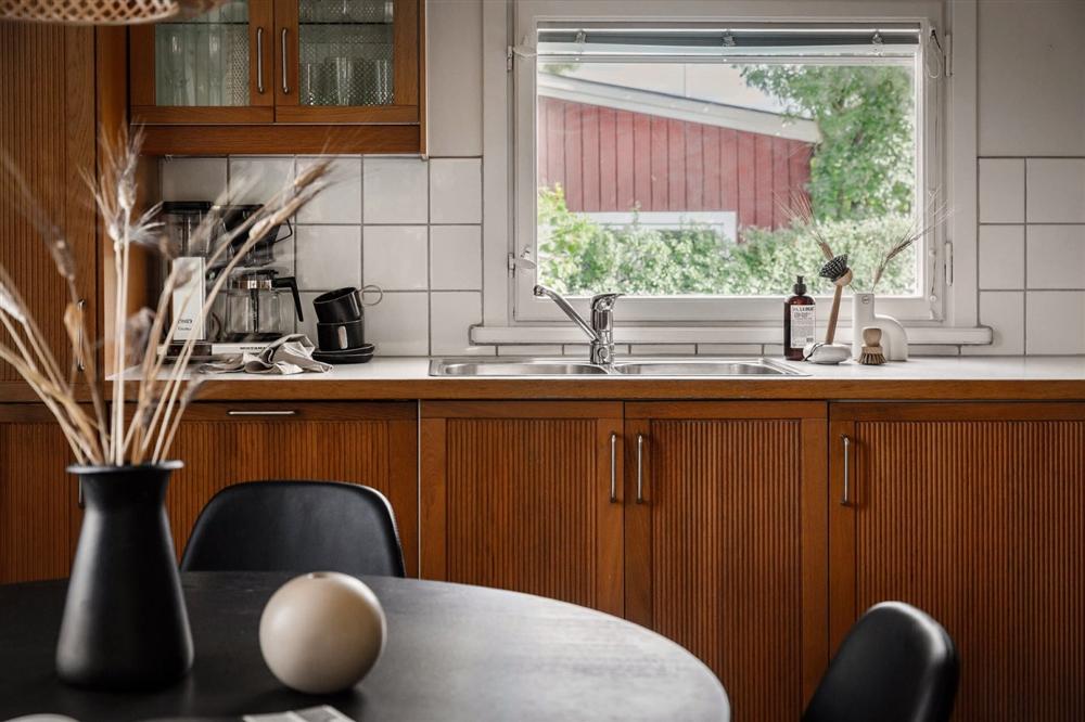 Căn nhà cấp 4 màu xanh da trời nhìn ngoài thì bình thường mà bên trong khiến ai cũng sững sờ-18