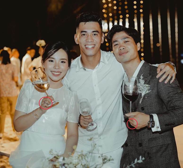 Tiến Linh khoe ảnh nét căng bên vợ chồng Công Phượng trong siêu hôn lễ, vô tình hé lộ nhẫn cưới của cô dâu chú rể-1