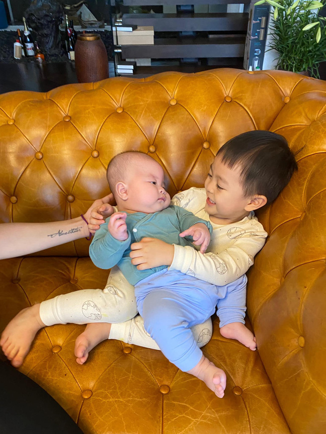 Sinh con ở tuổi U50, hot mom Văn Thùy Dương dở khóc dở cười khi nghe cách cháu nội chào 2 chú Cơm - Canh-2