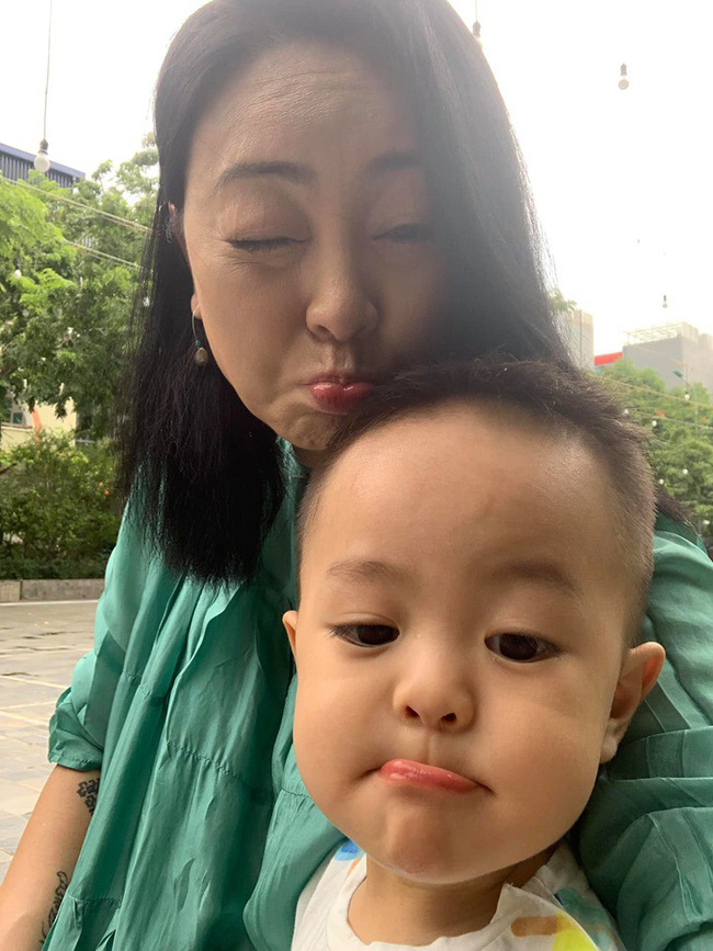 Sinh con ở tuổi U50, hot mom Văn Thùy Dương dở khóc dở cười khi nghe cách cháu nội chào 2 chú Cơm - Canh-3