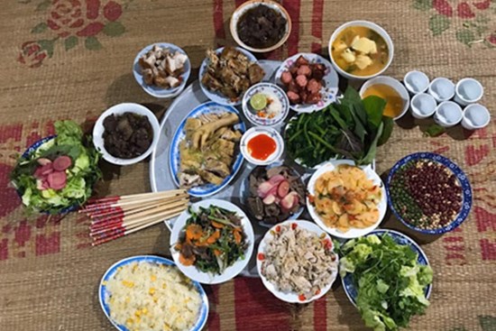 Lúi húi nấu chục mâm cỗ mà chồng vẫn bĩu môi chê bai, vợ buông đũa đáp lại 1 câu khiến anh im tịt, họ hàng đằng nội gật đầu nể phục