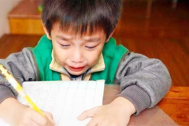 Cậu bé lớp 1 nằng nặc đòi bỏ học, liên tục khóc mếu máo: Tất cả là tại bố mẹ, nguyên nhân khiến cả nhà xúm xít xin lỗi-1
