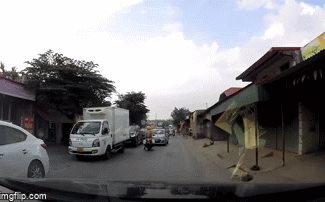 Tự cho mình thông minh, chạy lấn làn thoát ùn tắc, tài xế lĩnh ngay hậu quả sau đó vài giây-1