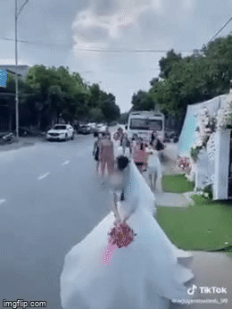 Clip: Mải mê bắt hoa cưới, các cô gái suýt lao vào xe container chạy trên đường khiến tất cả thót tim-1
