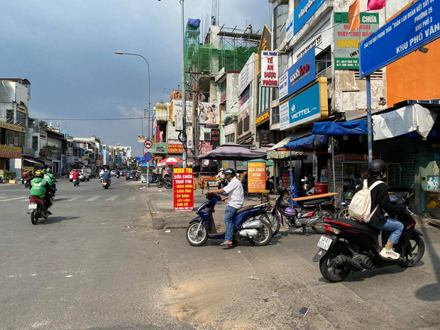 Chạy xe máy không đội mũ bảo hiểm, đôi nam nữ say xỉn còn đánh lực lượng Cảnh sát-1