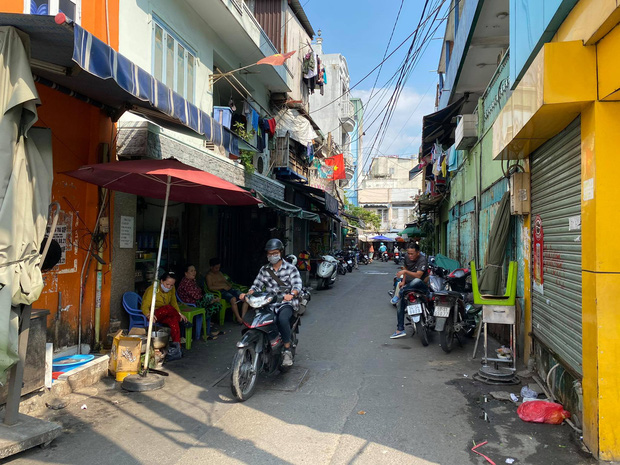 Chạy xe máy không đội mũ bảo hiểm, đôi nam nữ say xỉn còn đánh lực lượng Cảnh sát-2