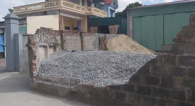 Đau xót bé gái 11 tuổi bị tường sập đè tử vong trên đường đi học về, khi chỉ còn cách nhà vài trăm mét-1