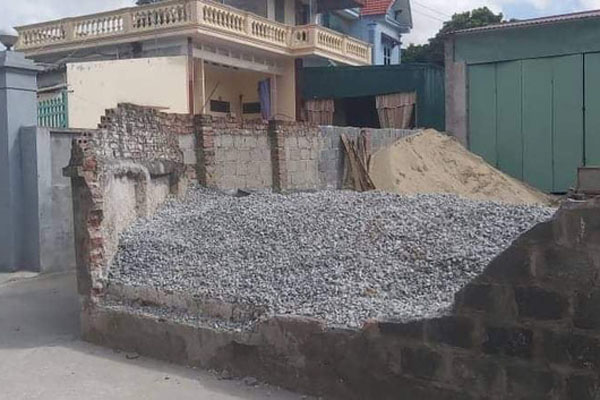 Lộ nguyên nhân làm đổ tường bao đè chết nữ sinh lớp 6 ở Thái Bình-2
