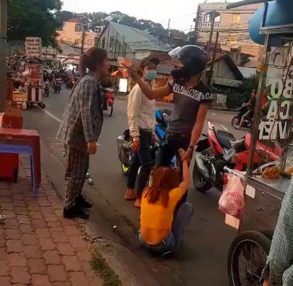 Clip: Thanh niên vũ phu lôi bạn gái ra đánh đập tàn nhẫn giữa đường, thẳng tay tát luôn người can ngăn-2
