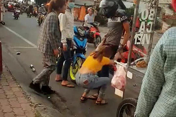 CLIP: Chở bạn ngã văng mạnh xuống đường, thanh niên lật nạn nhân ra xem rồi bất ngờ bỏ ra chỗ khác-2