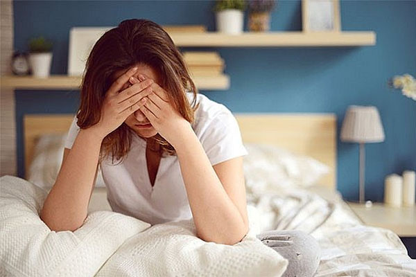 Bồn cầu bị tắc, đừng dại mà bỏ tiền ra để thông, chỉ cần dùng màng bọc thực phẩm cũng có thể giải quyết được-7