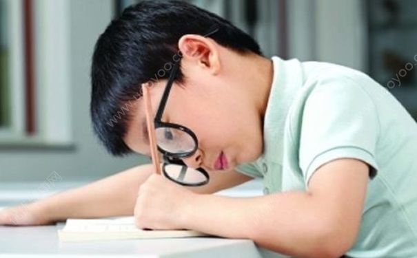 Con cận thị 1 đi ốp lúc 1 tuổi chỉ vì bố mẹ đã làm sai điều này-1