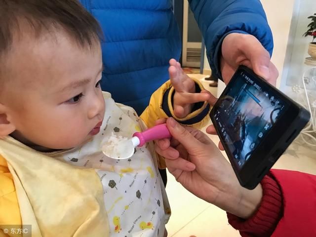 Con cận thị 1 đi ốp lúc 1 tuổi chỉ vì bố mẹ đã làm sai điều này-2