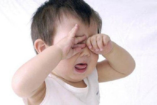 Con cận thị 1 đi ốp lúc 1 tuổi chỉ vì bố mẹ đã làm sai điều này