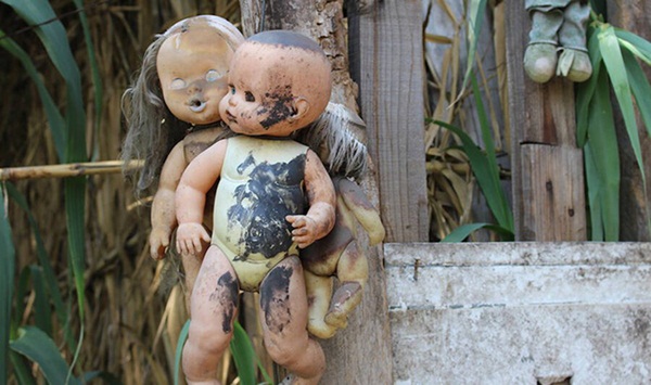 Rùng rợn với hòn đảo có hàng nghìn con búp bê được treo trong tư thế kỳ lạ và câu chuyện khiến ai nghe xong cũng lạnh gáy, ám ảnh đến già-5