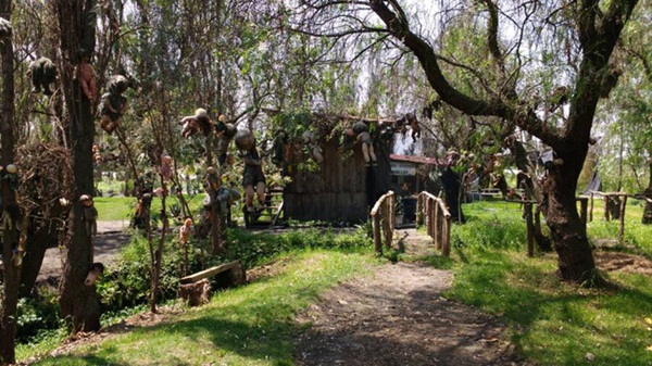 Rùng rợn với hòn đảo có hàng nghìn con búp bê được treo trong tư thế kỳ lạ và câu chuyện khiến ai nghe xong cũng lạnh gáy, ám ảnh đến già-10