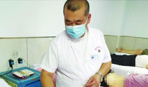 Nữ bệnh nhân đau nửa đầu bị bác sĩ bắt cởi áo để châm cứu ở... ngực, hành động và lời giải thích sau đó gây phẫn nộ hơn-1