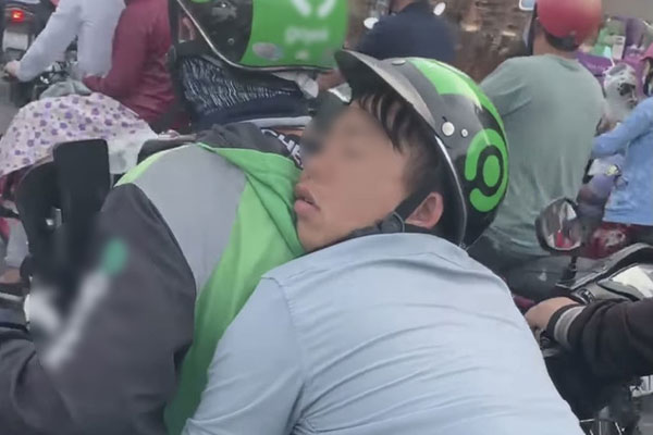 Đang đi giữa đường thì hết xăng, thanh niên được chú xe ôm buộc dây thừng kéo đi nhưng cú thông báo giá tiền sau đó mới khiến ai nấy điếng người-3