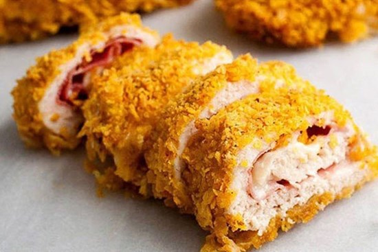 Mẹ đảm tự làm ức gà chiên bọc phô mai, bé nào cũng mê tít