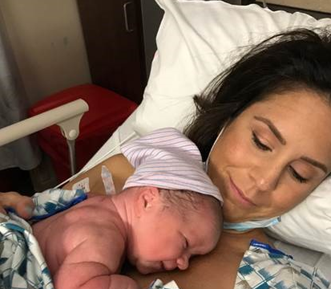 5 ngày sau khi sinh bỗng thấy bị mệt mỏi và đau đầu, bác sĩ nói 1 câu khiến bà mẹ lập tức gọi xe cấp cứu vào viện-1