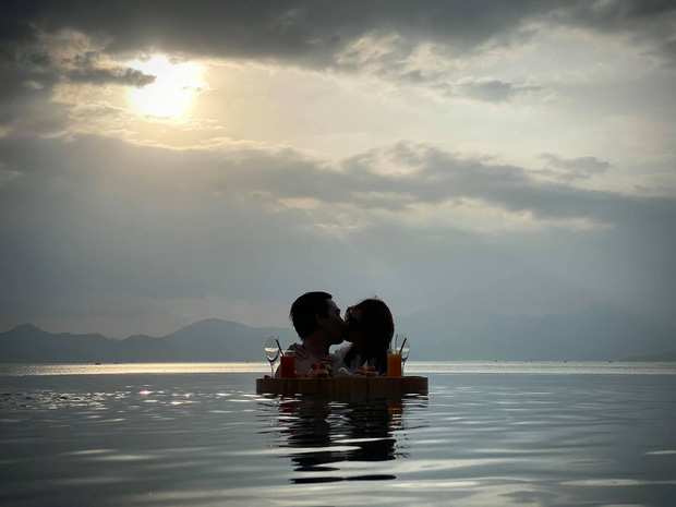 Trấn Thành khoe ảnh liên hoàn khóa môi với bà xã, biến chuyến du lịch toàn sao Vbiz thành nơi tung cẩu lương-2