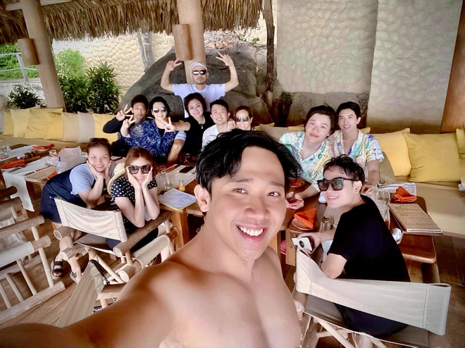 Trấn Thành khoe ảnh liên hoàn khóa môi với bà xã, biến chuyến du lịch toàn sao Vbiz thành nơi tung cẩu lương-4