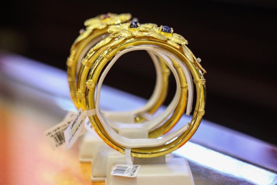 Giá vàng lao dốc, chênh lệch vọt lên gần 5 triệu đồng/lượng