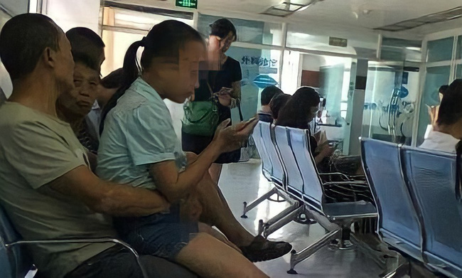 Con gái 16 tuổi ngồi trong lòng bố, mẹ thấy liền can ngăn nhưng phản ứng của hai cha con khiến nhiều người tranh cãi-2