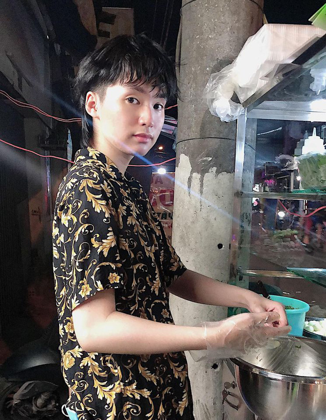 Dân mạng phát cuồng tìm ngay info chàng trai bán bánh tráng gây sốt sau bức ảnh bị chụp lén-1