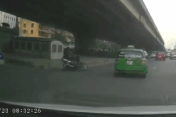 CLIP: Chở bạn ngã văng mạnh xuống đường, thanh niên lật nạn nhân ra xem rồi bất ngờ bỏ ra chỗ khác