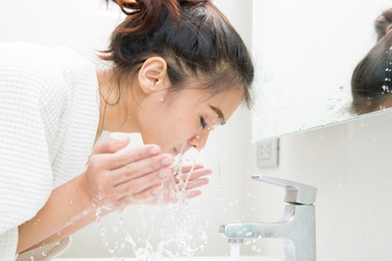 Vì sao không nên rửa mặt quá một phút?