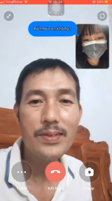 Cô gái về nhà không báo trước và khoảnh khắc người bố chạy ra mừng, ôm chặt lấy con gây xúc động trên mạng xã hội-3