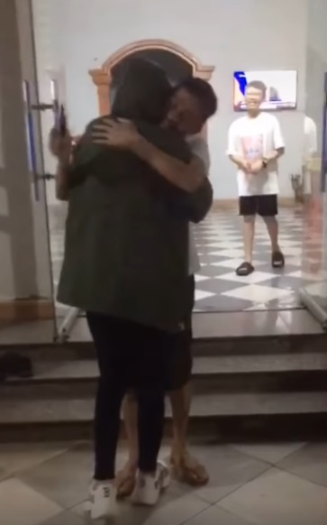 Cô gái về nhà không báo trước và khoảnh khắc người bố chạy ra mừng, ôm chặt lấy con gây xúc động trên mạng xã hội-4