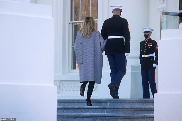 Đệ nhất phu nhân Mỹ vừa lộ diện đã chiếm spotlight với thần thái hơn người, tiếp tục gây chú ý bởi hành động đặc biệt-5