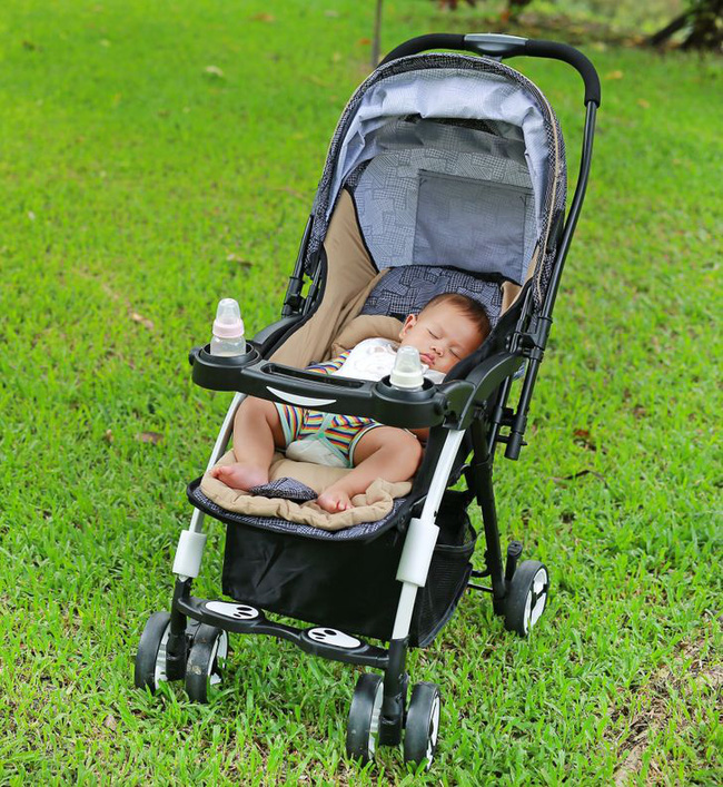 Làm việc này mỗi lần đưa con ra ngoài bằng xe đẩy, bố mẹ có thể hại chết con mà không biết-3