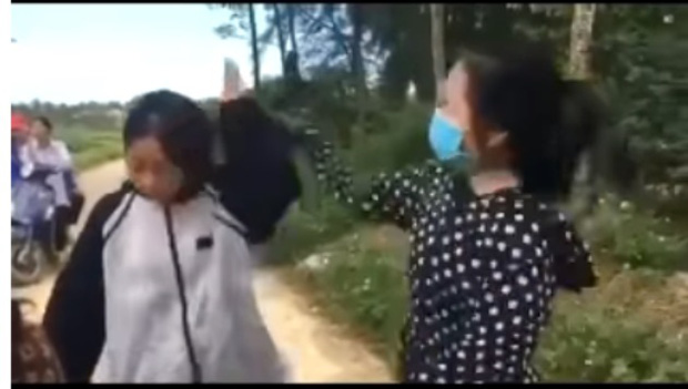 Thanh Hóa: Nữ sinh cấp 3 dùng mũ bảo hiểm đánh bạn liên tiếp vào đầu-1