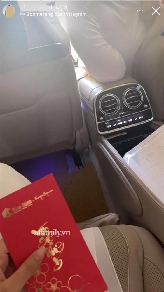 Lộ dàn phù dâu cầm chiếc phong bao lì xì có in logo doanh nghiệp nhà thiếu gia Phan Thành, đám hỏi đã chính xác 100%?-2