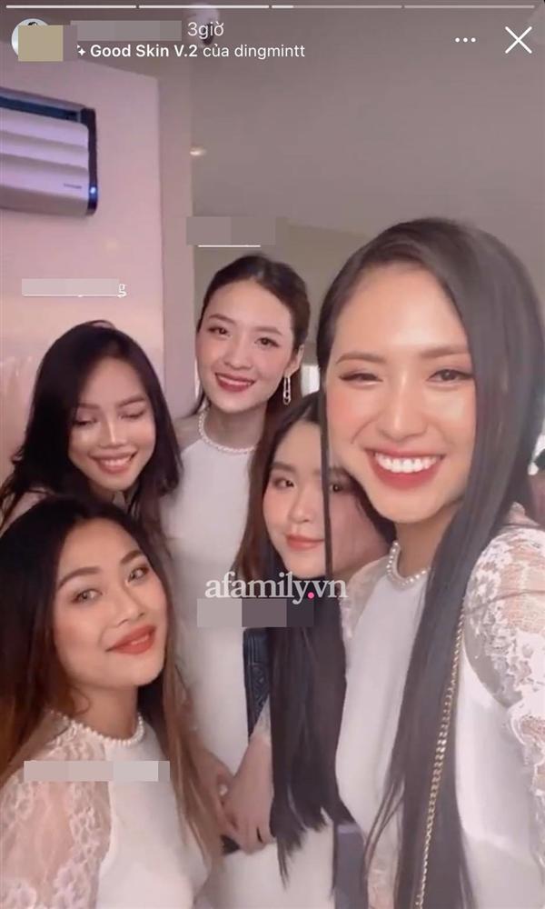 Lộ dàn phù dâu cầm chiếc phong bao lì xì có in logo doanh nghiệp nhà thiếu gia Phan Thành, đám hỏi đã chính xác 100%?-4