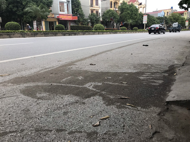 Nhân chứng kể lại thời điểm thanh tra Sở GTVT lái ô tô ngược chiều, tông nữ lao công tử vong: Lúc ấy cảnh tượng thương tâm lắm, ô tô đẩy xe máy hàng chục mét mới dừng lại-3