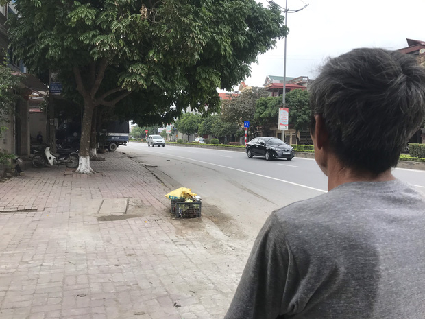 Nhân chứng kể lại thời điểm thanh tra Sở GTVT lái ô tô ngược chiều, tông nữ lao công tử vong: Lúc ấy cảnh tượng thương tâm lắm, ô tô đẩy xe máy hàng chục mét mới dừng lại-4