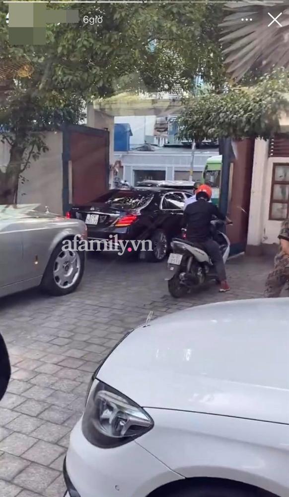 Lộ bức hình trị giá hàng chục tỷ trong lễ ăn hỏi của thiếu gia Phan Thành gây chú ý, team bê tráp nhà trai cũng đã xuất hiện?-1